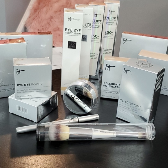 💄HP💄it Cosmetics Light Bye Bye Foundation - Picture 4 of 7